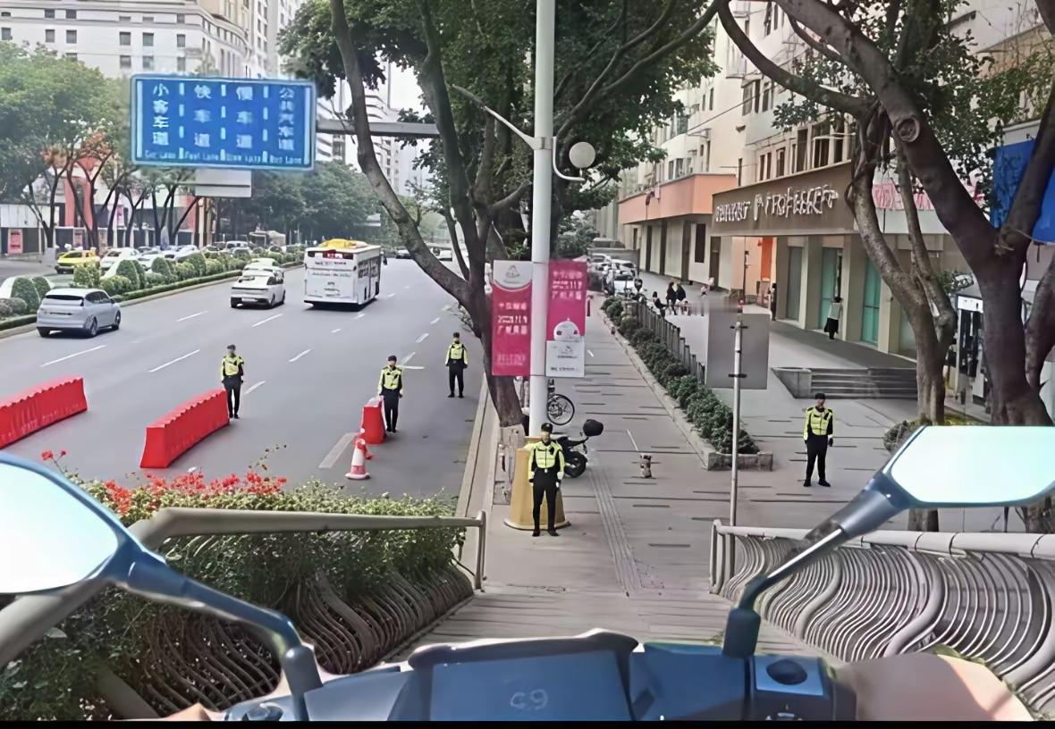 这种情况下，如果我不但不停车，反而加速冲下去，顺便边跑边大喊，车坏了没刹车快让开