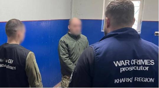 图文：54岁俄军战俘埃尔津因在库皮亚斯克绑架一名乌克兰女子而被判刑10年

一名