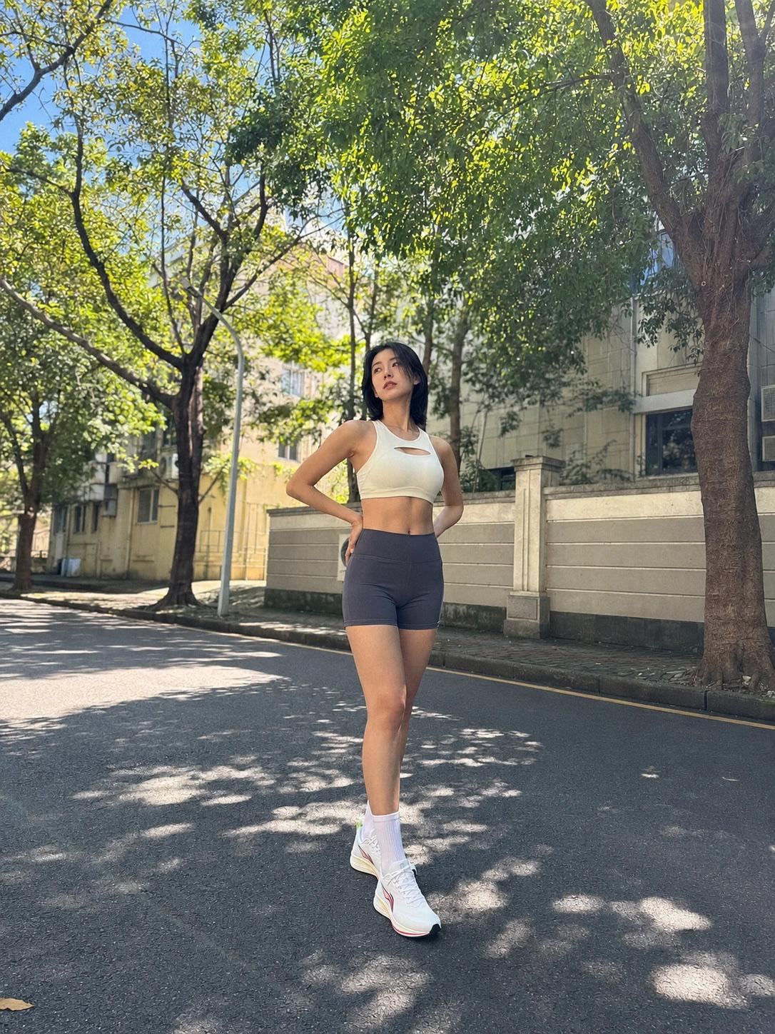 |||本来只是简单的出门去健身，没想到这身搭配和老小区的光影这么搭。
略带设计感