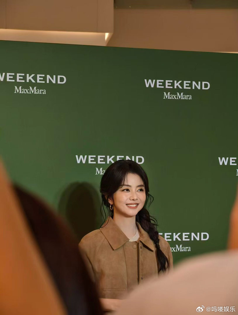 谭松韵短裙单马尾少女感爆棚谭松韵成都活动线下人气 一句四川话和老乡打招呼，亲切感