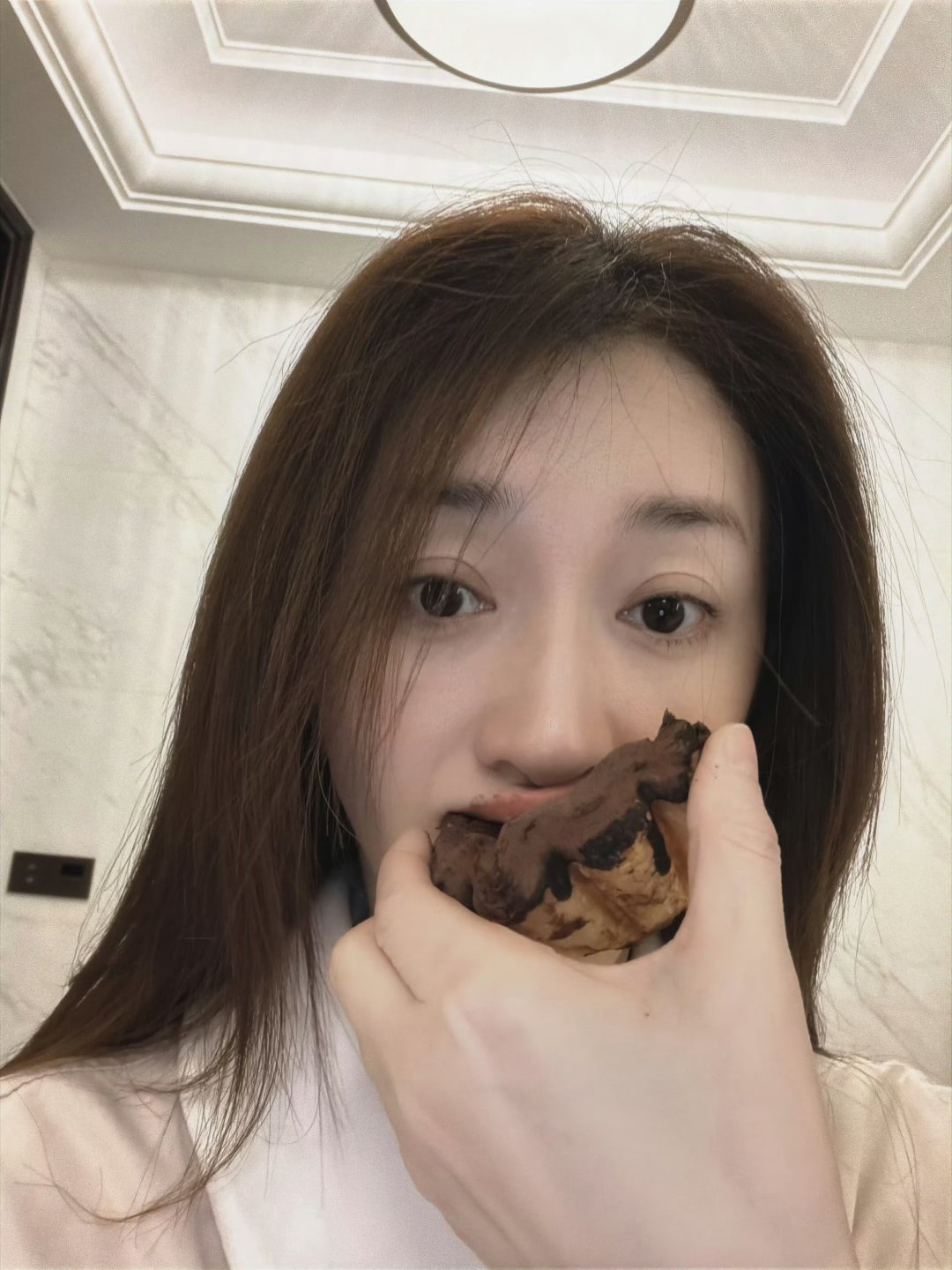 李小冉说自己最近胖了不胖不胖！小冉姐一点都不胖！多吃点吧！！开心最重要！！202