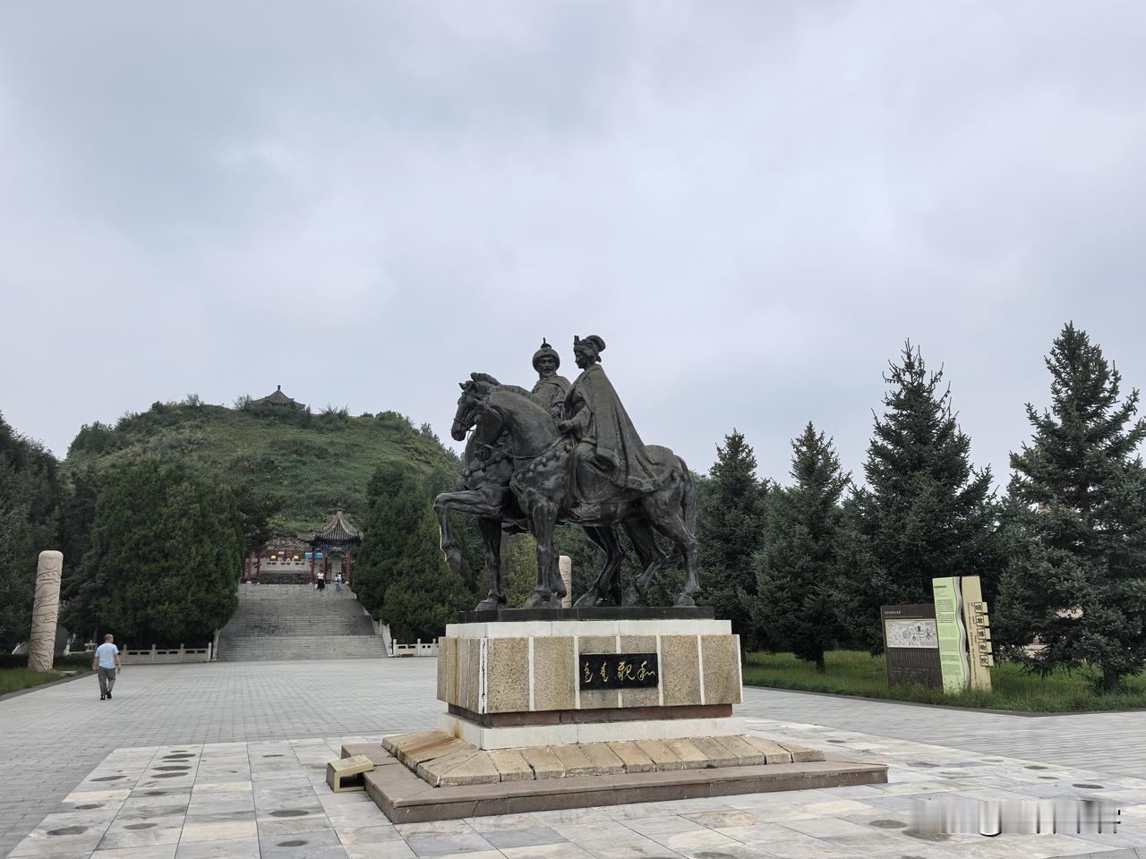 昭君墓在山西和内蒙古较多，至少有十余处，呼和浩特的“青冢”最有名。昭君墓在宋、辽