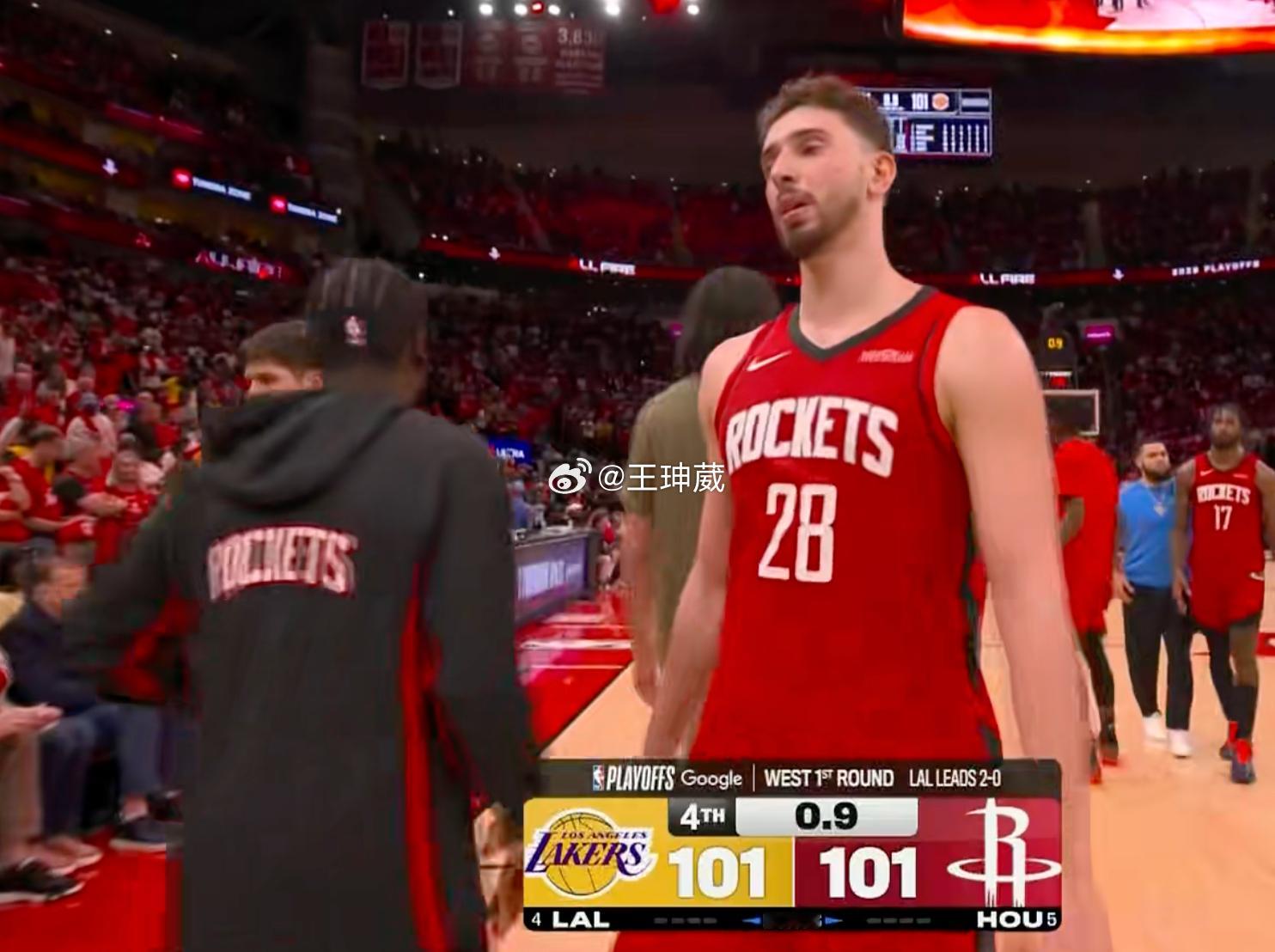 火箭这最后打得，太玄幻了，失误送分，最后一攻还不消耗完时间再攻，留着给湖人过年。