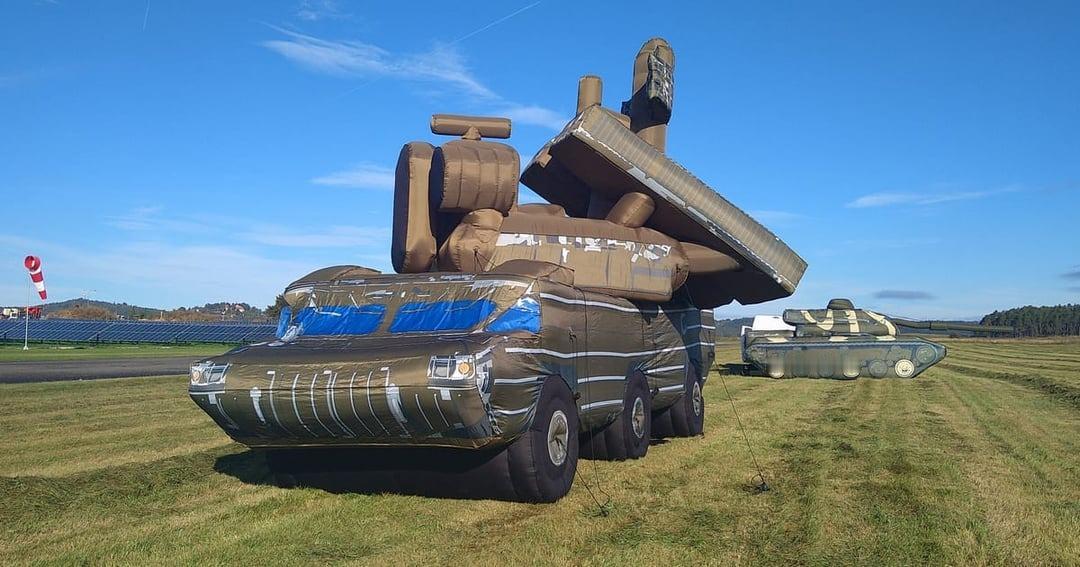 Inflatech是一家捷克公司，专门生产各种军用车辆的充气诱饵版本，以迷惑敌人