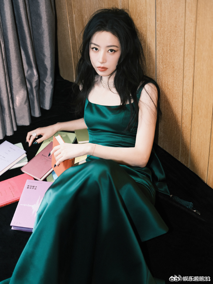 周雨彤那么冷这么美 看到她在低温下依旧保持完美状态，就知道什么叫职业素养了，那份