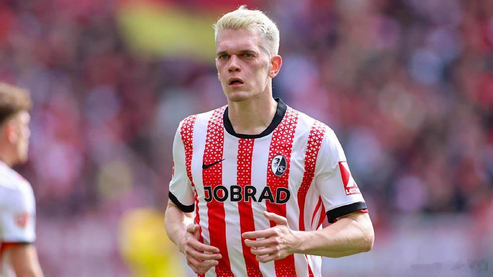 最后时刻被逆转，郁闷的弗赖堡老将金特尔赛后在裁判休息室门口大声抱怨，还踢了门，因