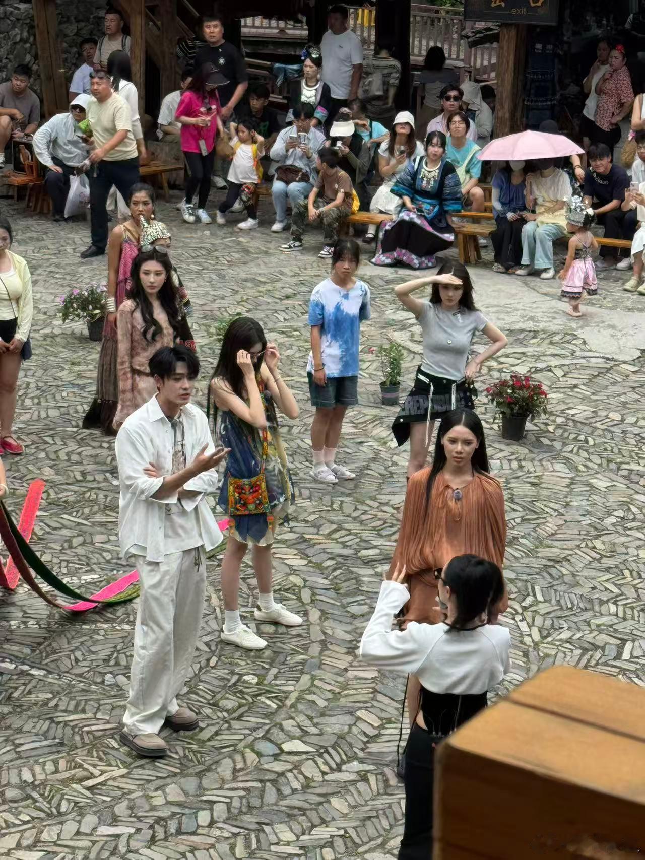 贵州苗寨偶遇张予曦苗寨街头惊喜捕捉张予曦，同行左岸潇全能感拉满，主持、策划样样精