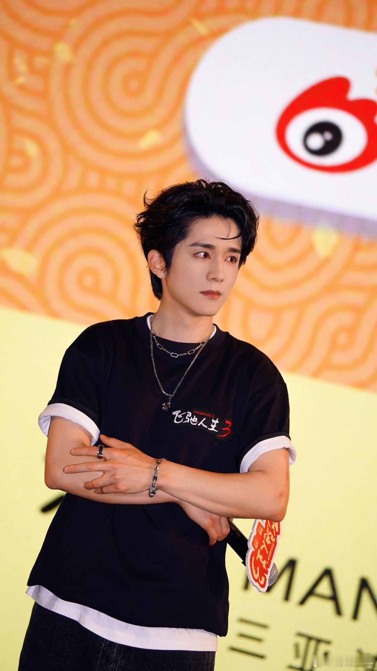 张新成飞驰人生3路演实时健身 张新成在路演现场健身也太圈粉了，自然不做作，放松身