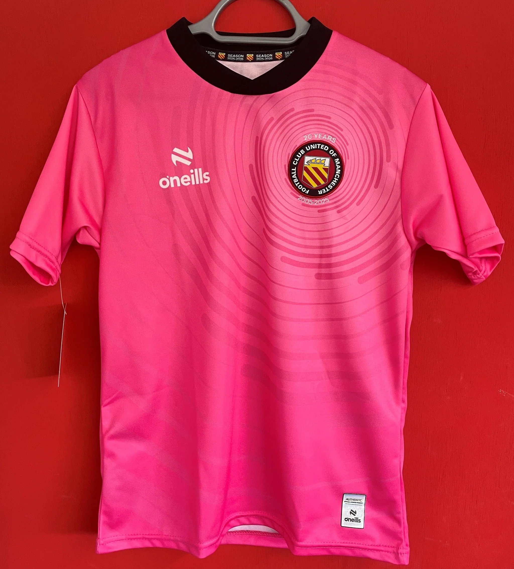 FC联2025/26赛季门服可能是这粉色太骚气，球迷呼声太热烈，所以装备赞助商O