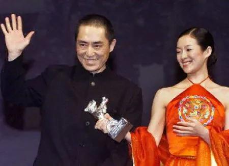 19岁章子怡穿肚兜上台和张艺谋领奖的旧照，当年的章子怡真的漂亮清纯，一袭橘红色肚