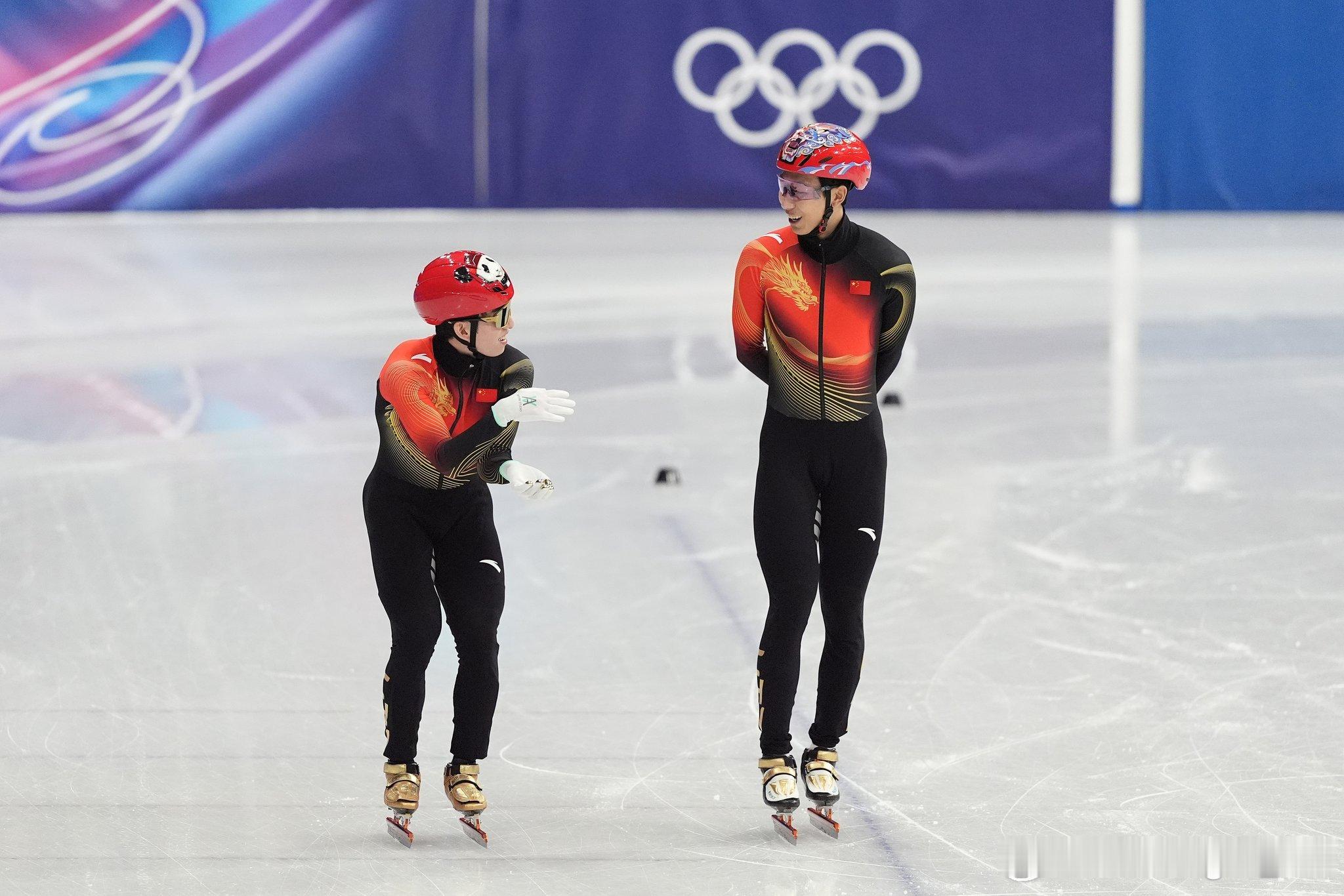 🇨🇳⛸️中国短道速滑队继续在米兰训练，林孝埈戴着他标志性的熊猫头盔🐼📷V