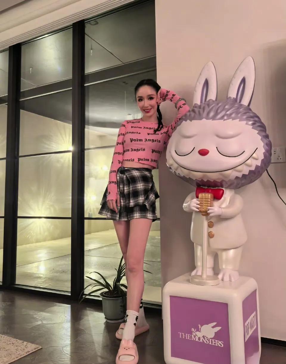 娄艺潇对自己的长腿很自信！娄艺潇