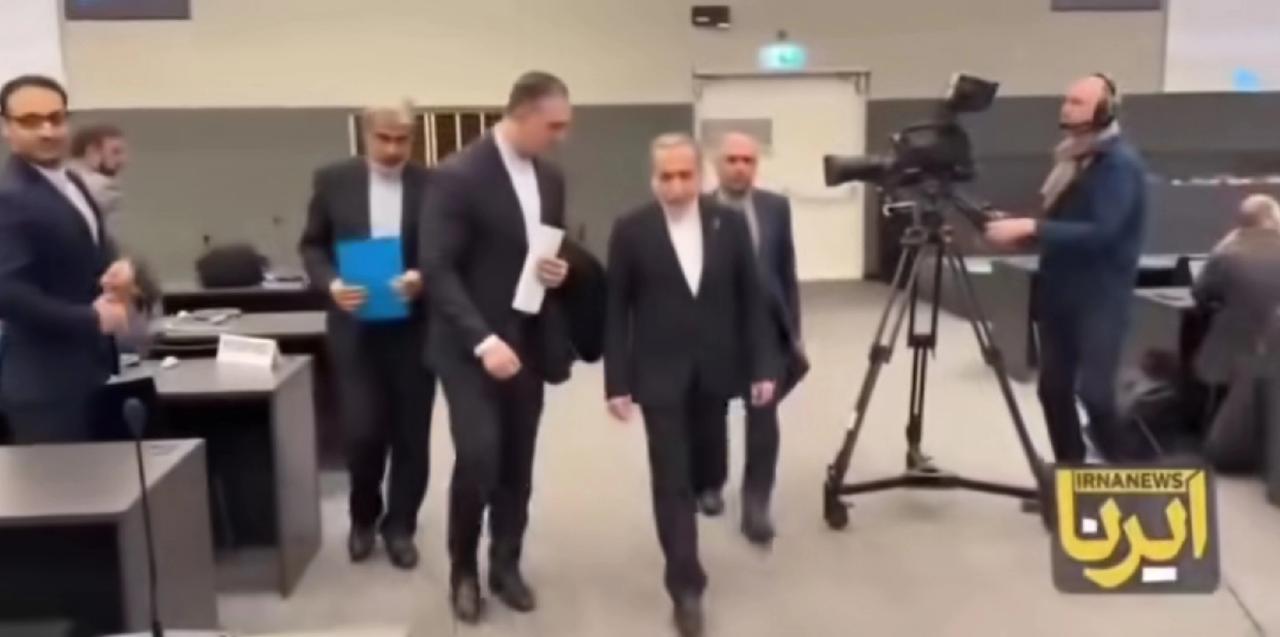 伊朗外长阿拉格齐，已抵达谈判酒店现场，一个人，没有大部队，估计先熟悉会场，目前美