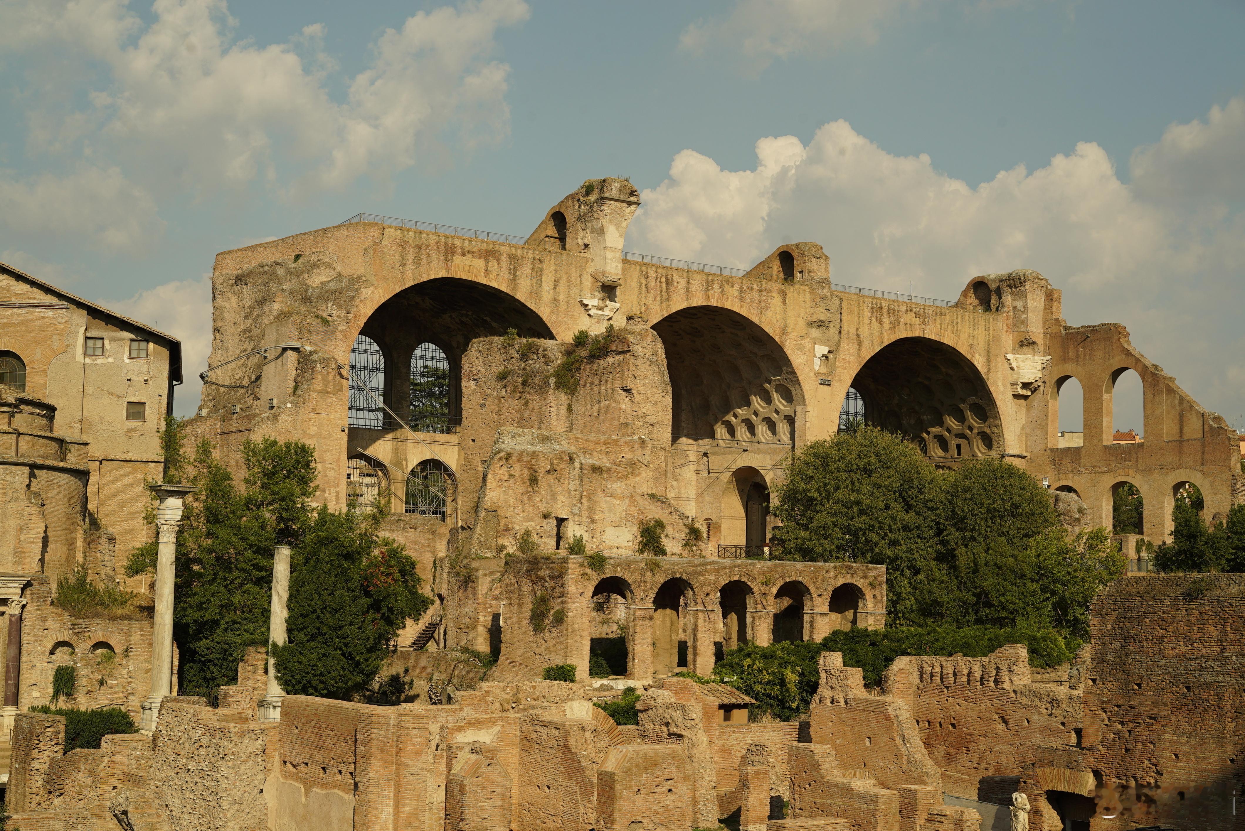 刚刚读完戈尔万爷爷的新作《鸟瞰古罗马》，书中插画一如既往的赏心悦目。这部作品以罗