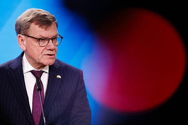 1月7日，德国外长瓦德富尔说：当一个有着无与伦比的军事力量的国家，被一个无视国际