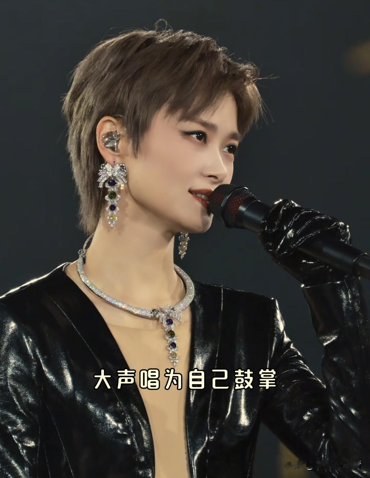 为什么很多人不喜欢李宇春？
原因很简单，
不是因为她没有女人味，也不是因为她不漂