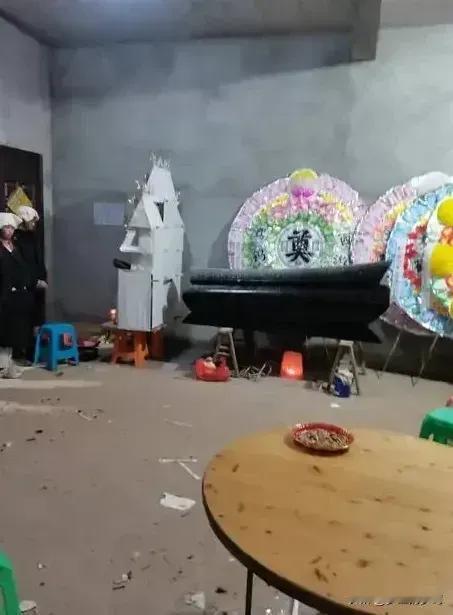 老家有一套房，无人居住，就把它租给一位老人，一个月200块房租，租了大半年，不承
