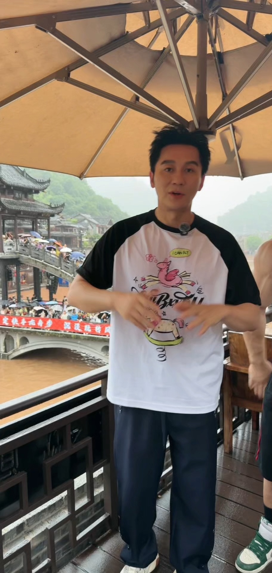 李晨为湘西凤凰古城打call 咱就是说，李晨这波凤凰安利真的很走心！不是拍两张照