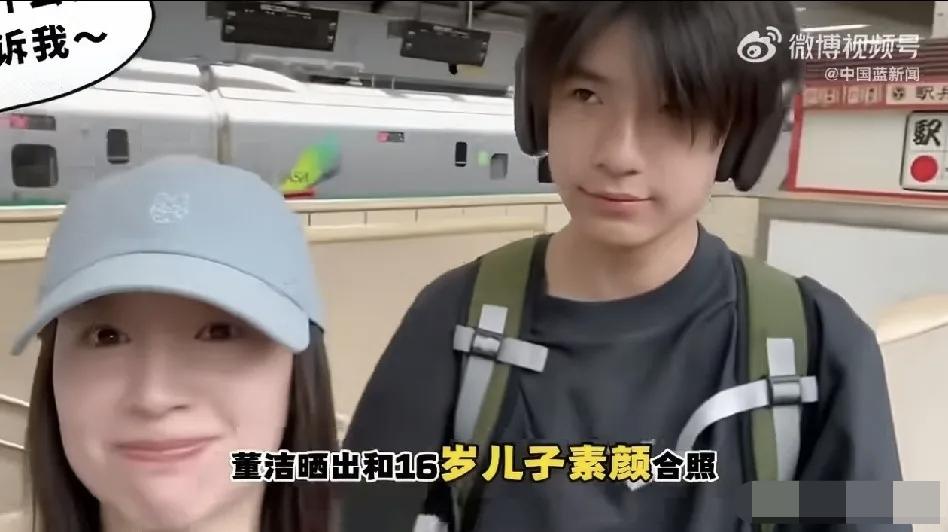 7月12日董洁一段日常视频流出，画面里她一直下意识抿着嘴角，努力克制笑意，目光落