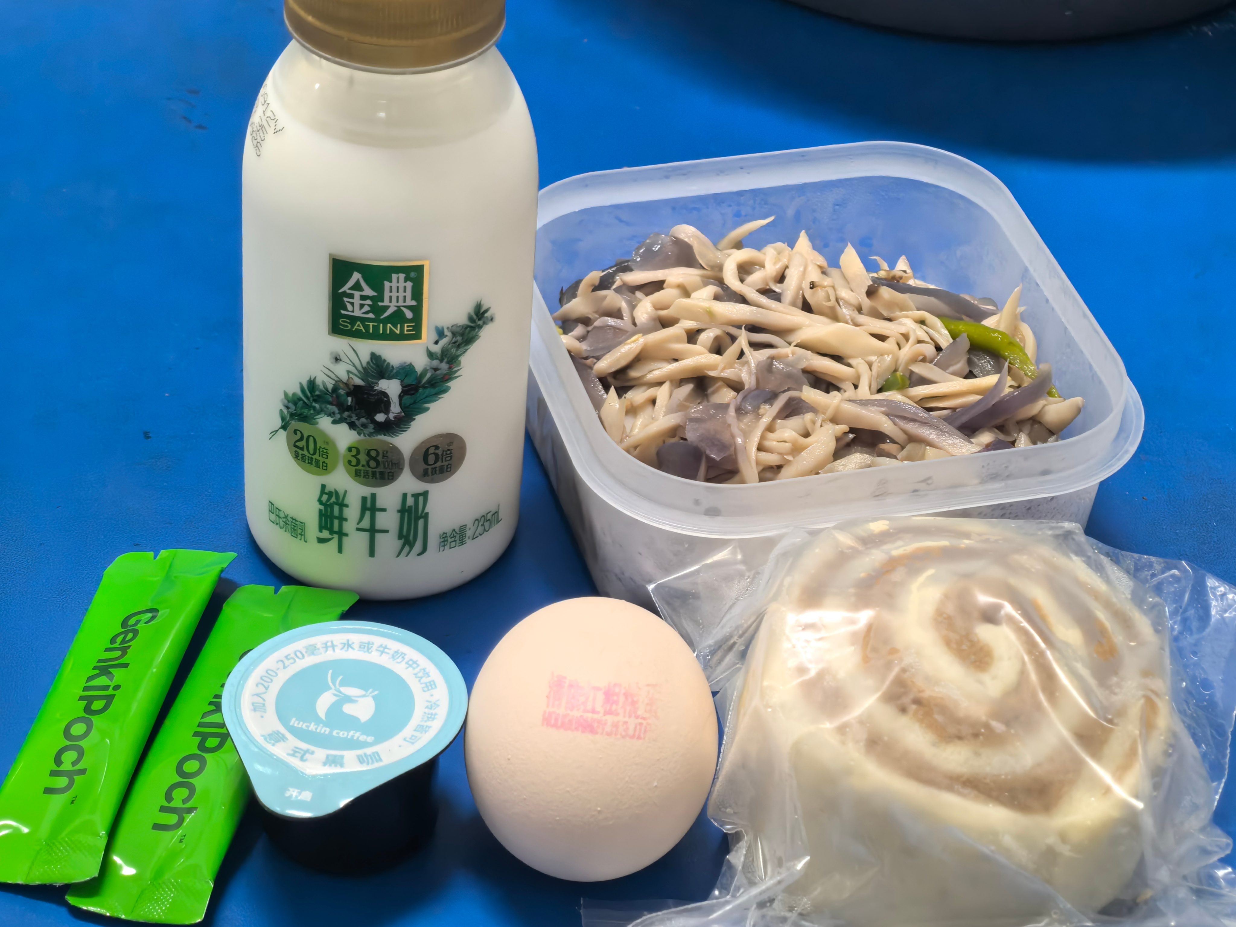 莫冘 不知道是抹茶苦还是黑咖苦，反正就是很苦，高估自己了[泪奔] ​​​