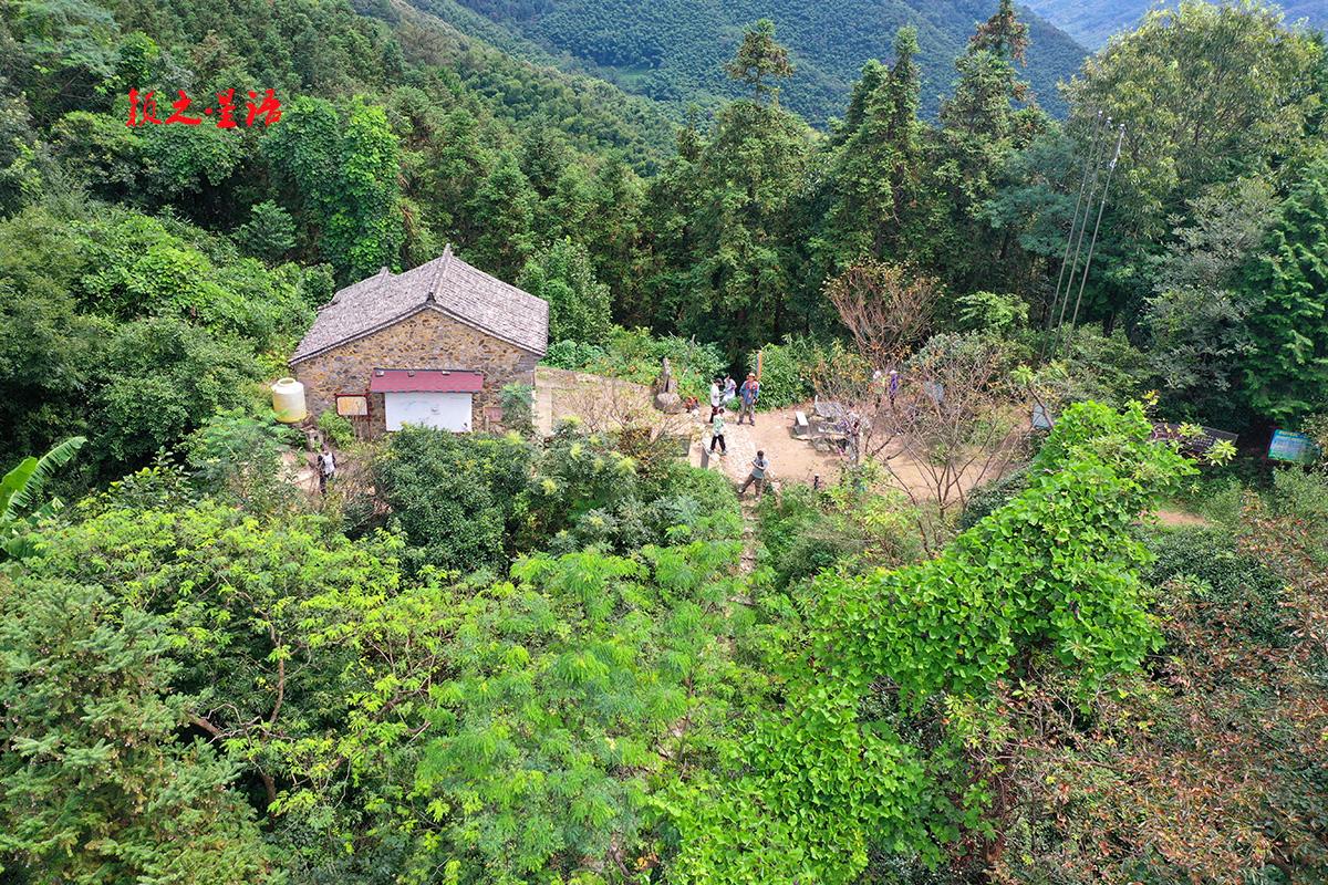 浙江省宁波市江北区、镇海区、慈溪市三地交界地带，群山绵延起伏，古时岭上多山桃花，