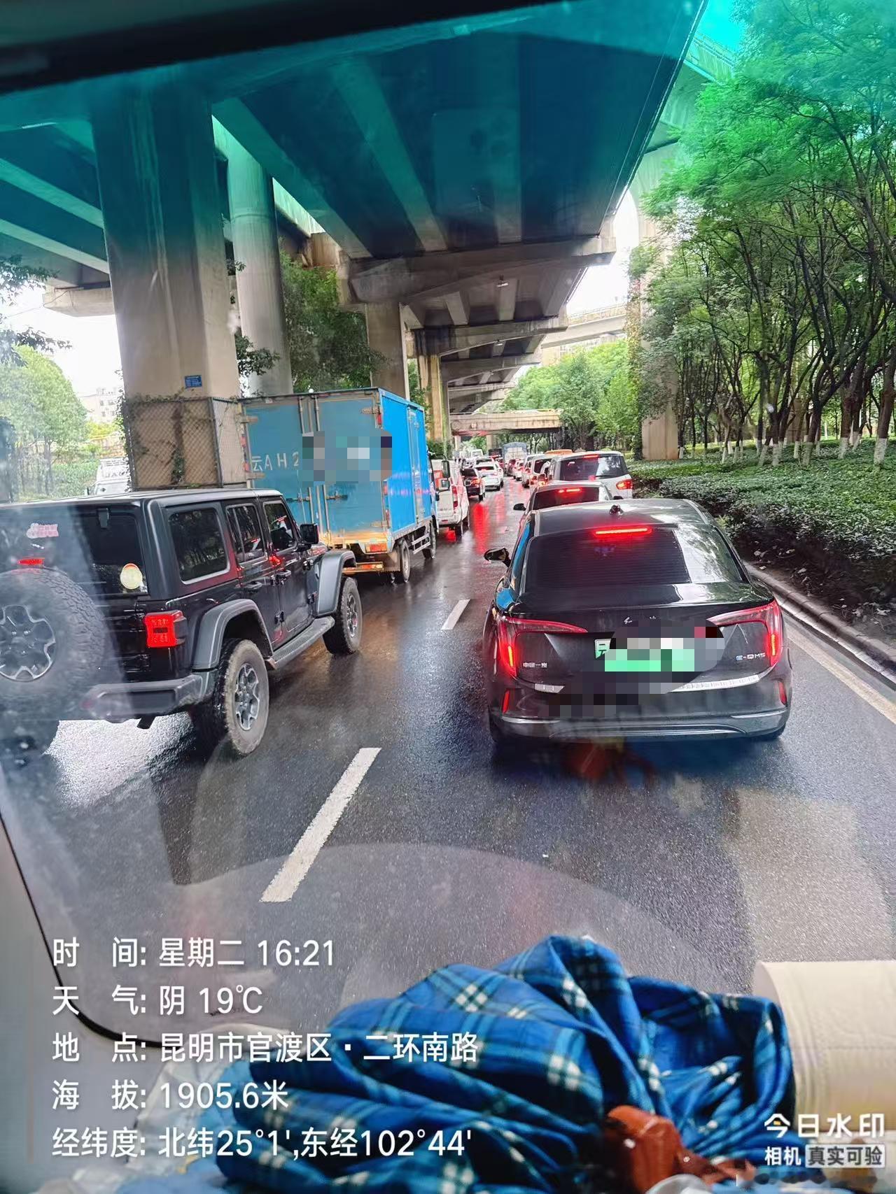 昆明开启国庆节前大堵车模式。
无论你在东三环，还是南二环，不管西三环的郊区，还是