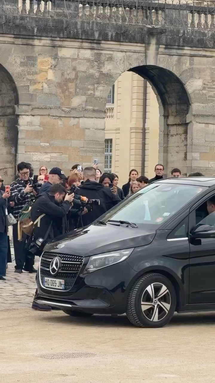 王一博好贵的脸！状态真好，太火了，看了直播一下车现场就爆发尖叫，国际巨星王一博巴