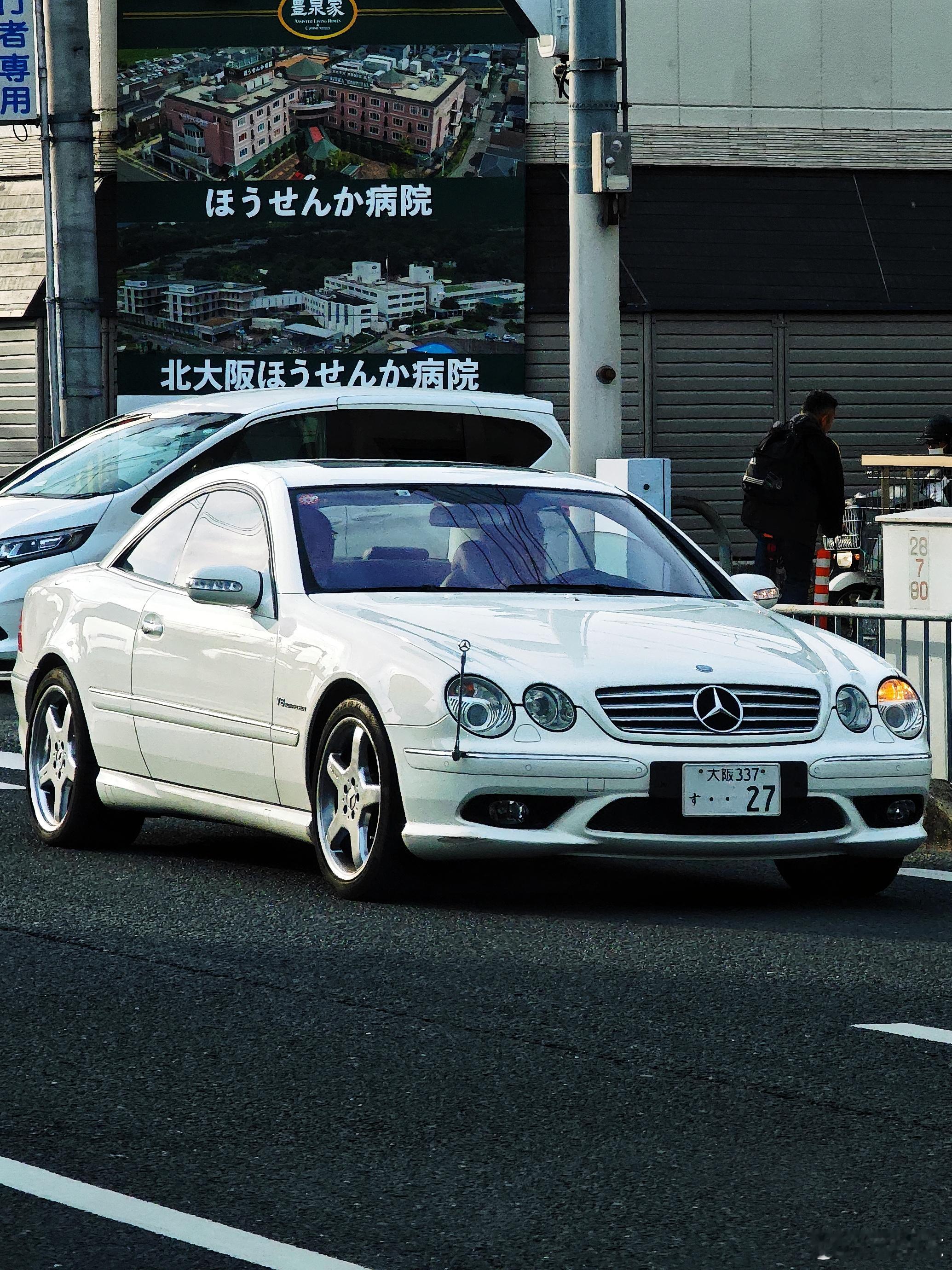 型车街拍 大阪街头偶遇两位老爷爷开的 CL55 AMG，瞬间勾起了我当年那辆 C