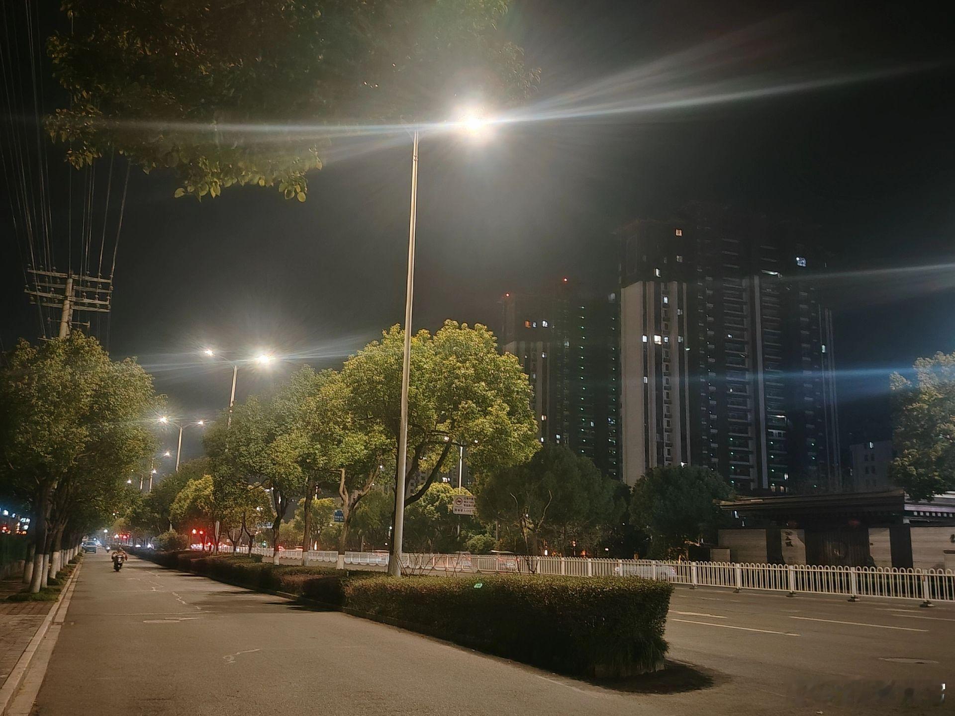 人一旦悟透了，就会变得很沉默，不是没有与人相处的能力，而是没有逢场作戏的兴趣。耳