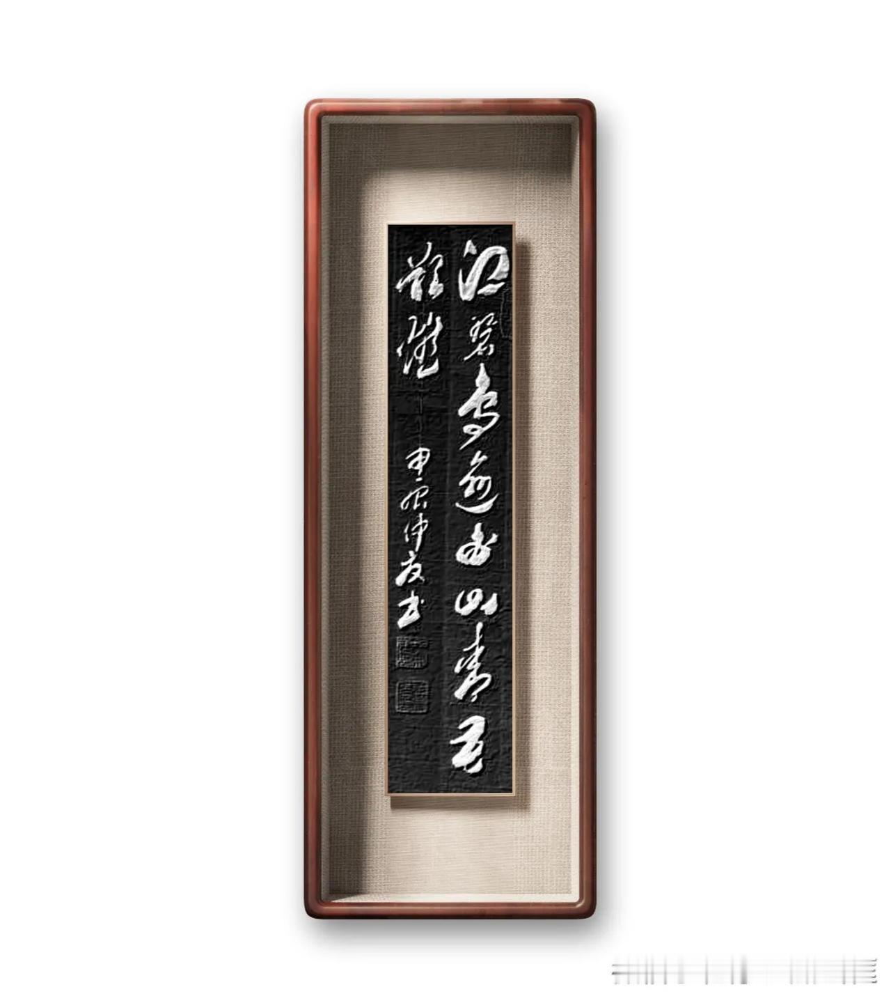 杜甫《绝句二首》。江碧鸟逾白，山青花欲燃。意思是江水碧波荡漾，衬托水鸟雪白羽毛，