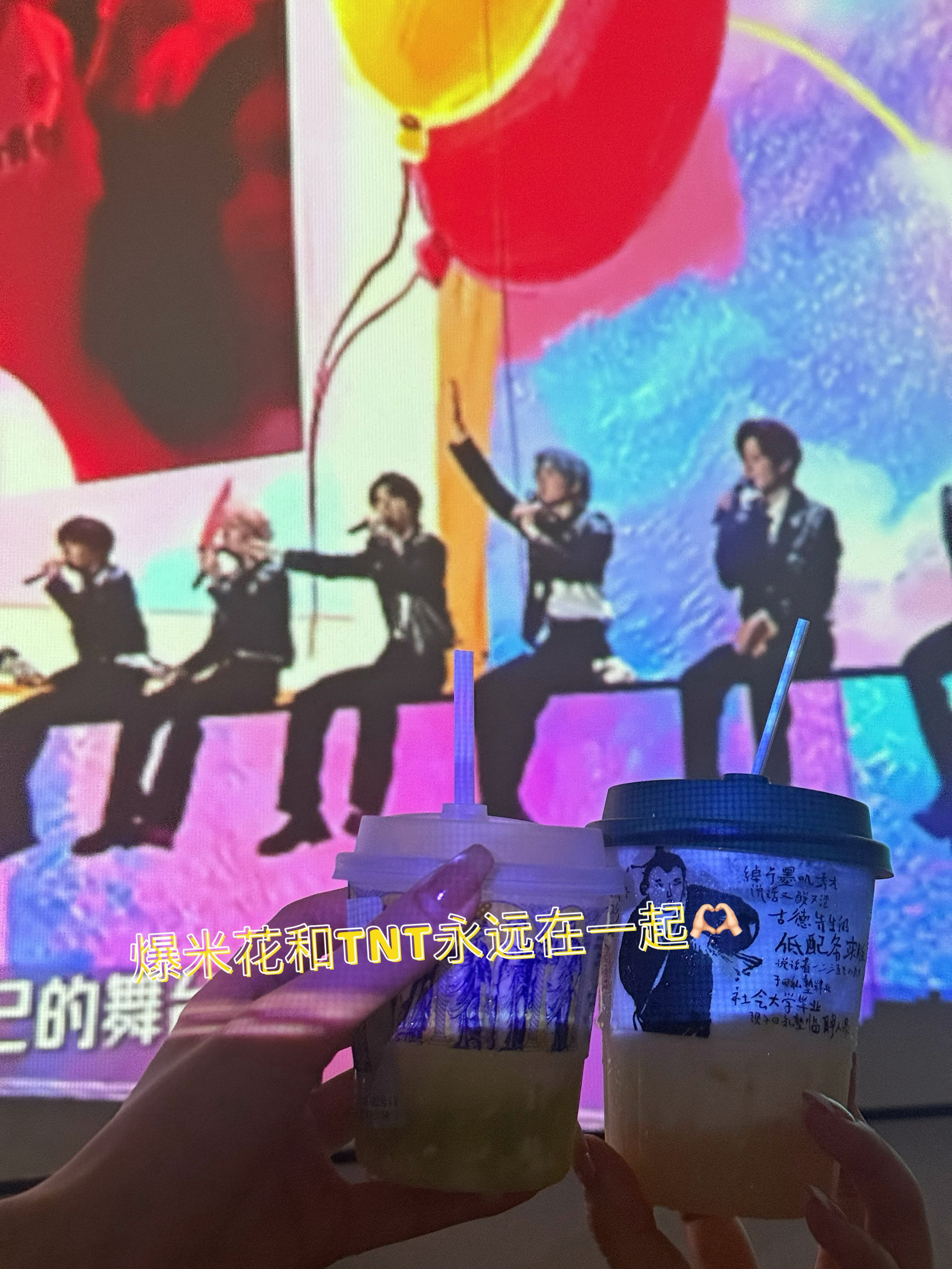 “我最爱 处处去 惹尘埃我信怪诞世间 始终可爱”好喜欢这段话啊啊啊啊啊啊是小宋老