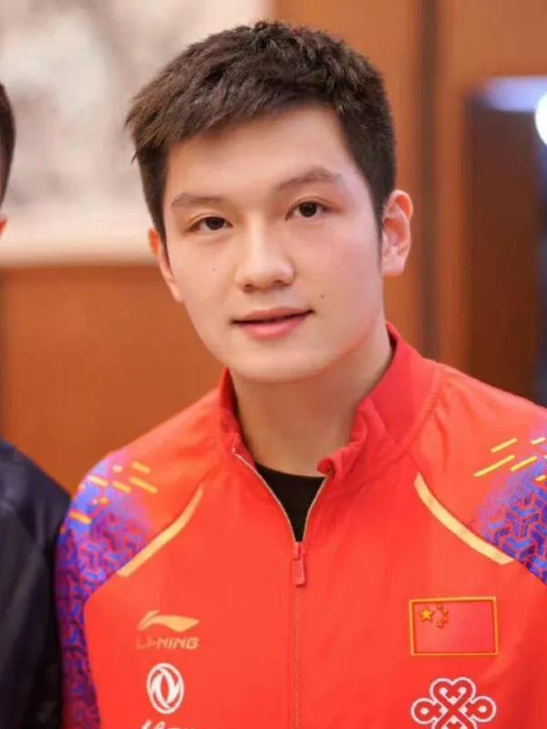 樊振东太板正了，五官精致，底子是真好！
20岁出头的年纪，少年到青年，樊振东在同