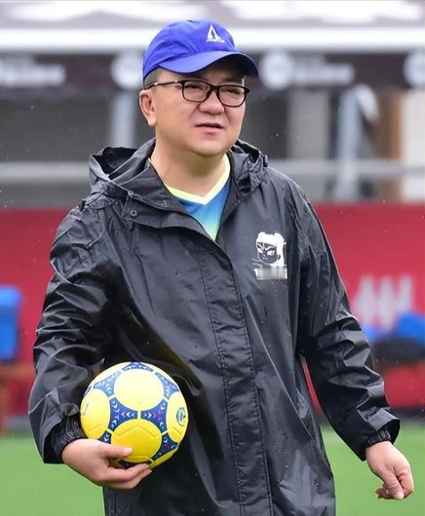 时隔多日，前足球报主任李璇终于发文发声，转发长文详细澄清了此前刷屏全网的董路足球