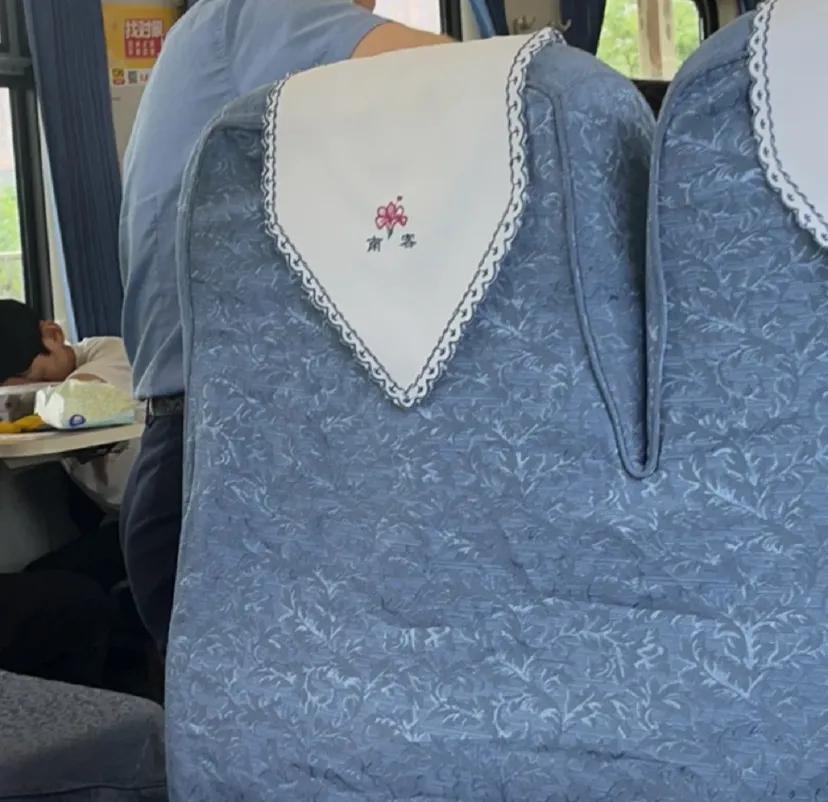 服了，火车销售还带CPU的
列车员销售什么药膏，说防晕车的，还能活血啥玩意儿的反