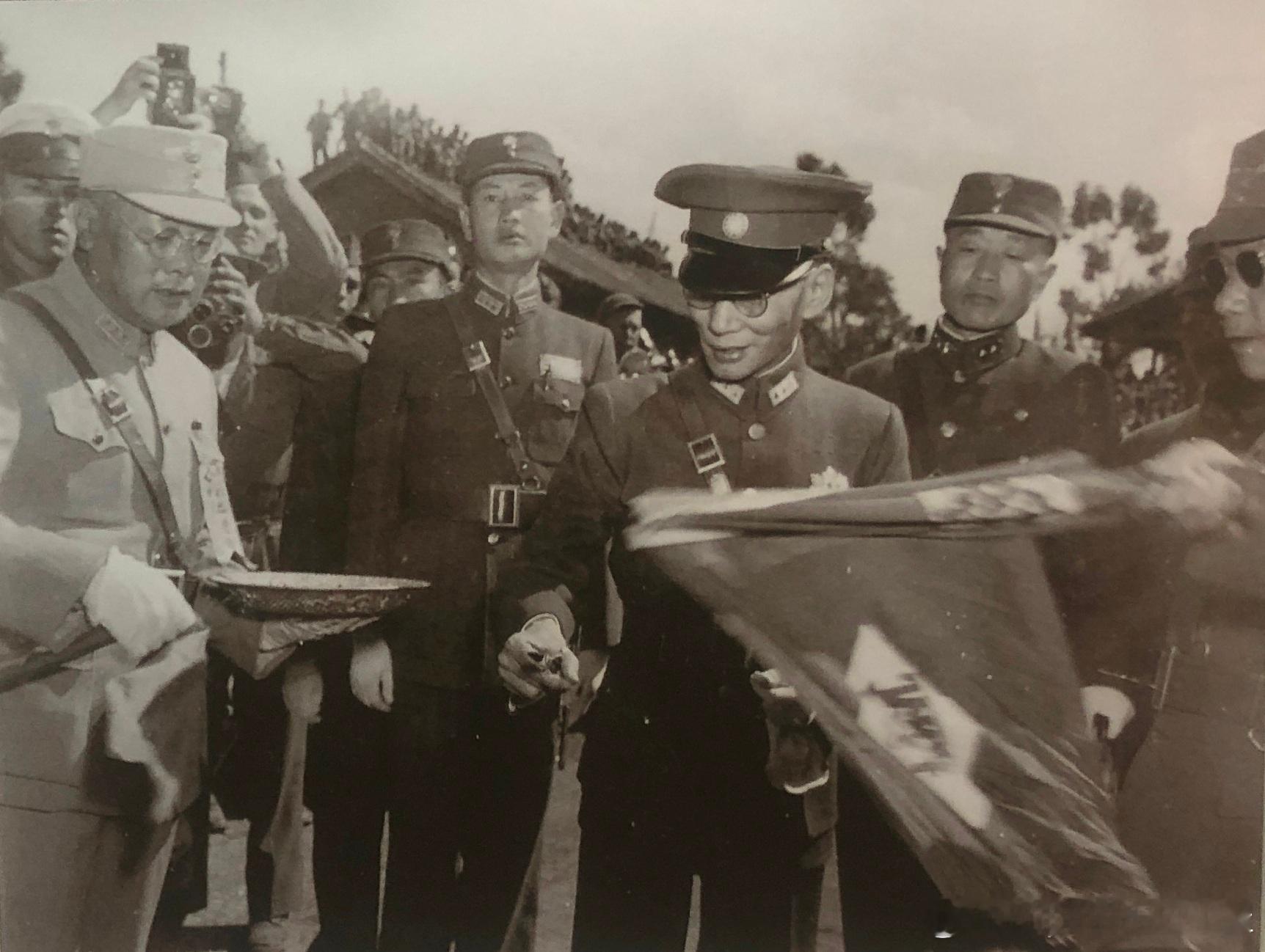 1945年2月3日云南省政府主席龙云在昆明西站为滇缅公路通车典礼剪彩历史影像 ​