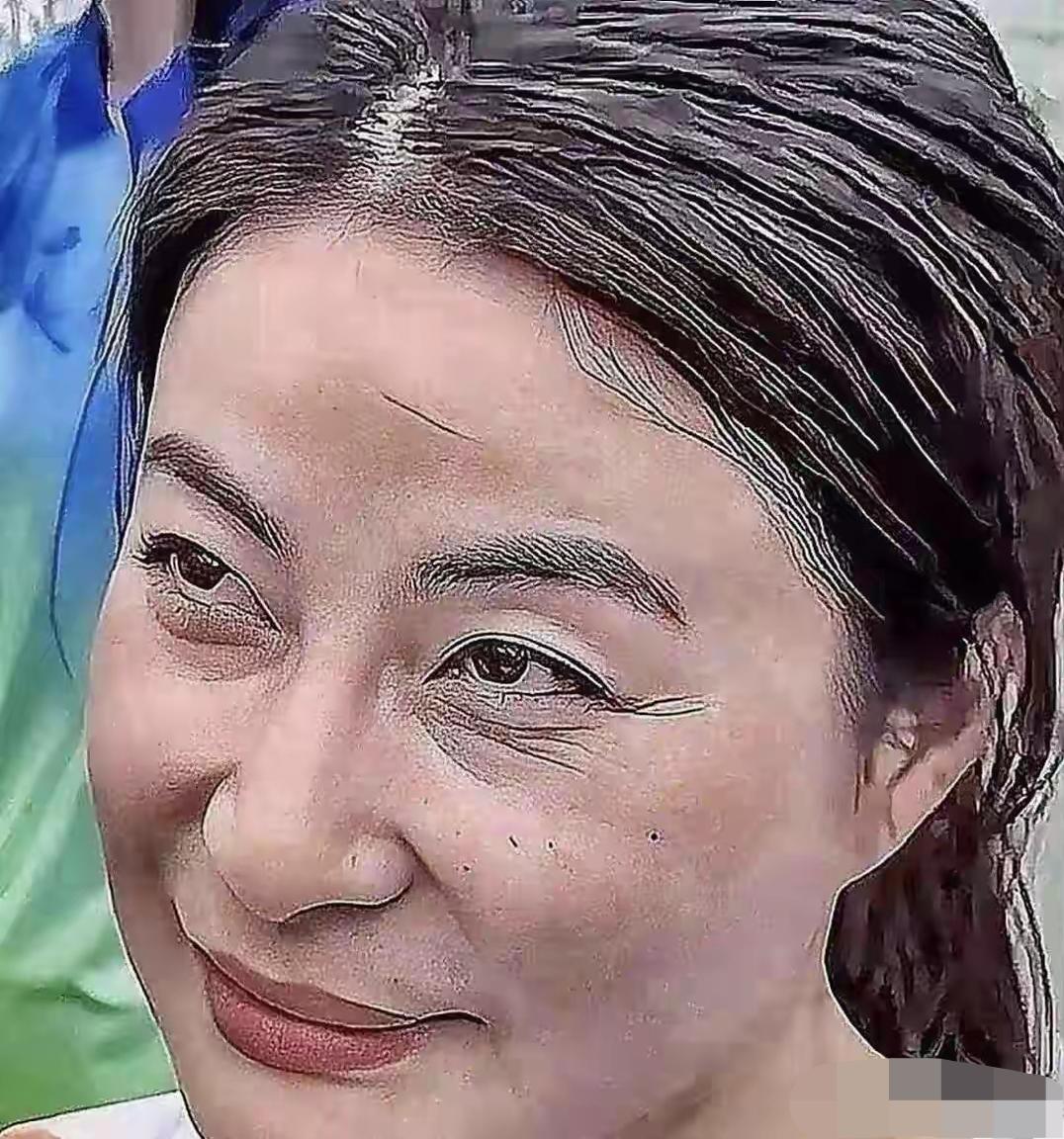 我的妈呀，这脸是卡粉了吗？怎么丑化看着也是很面善。