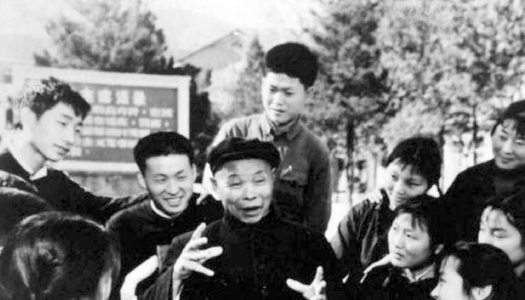 毛主席和任弼时因为意见不合当场争吵，大家都不敢劝，没想到炊事员一句话让两人和解！