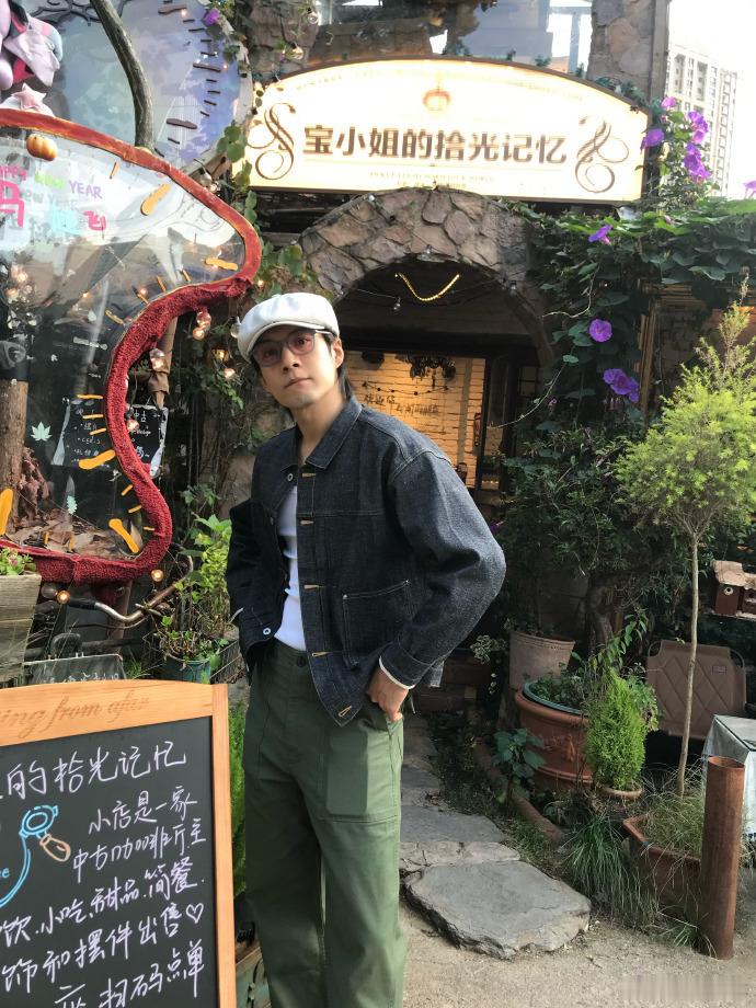 韩东君这是在闻小鞋子吗戏外的韩东君也太有反差感了，荧幕上是气场强大的型男，私下拿