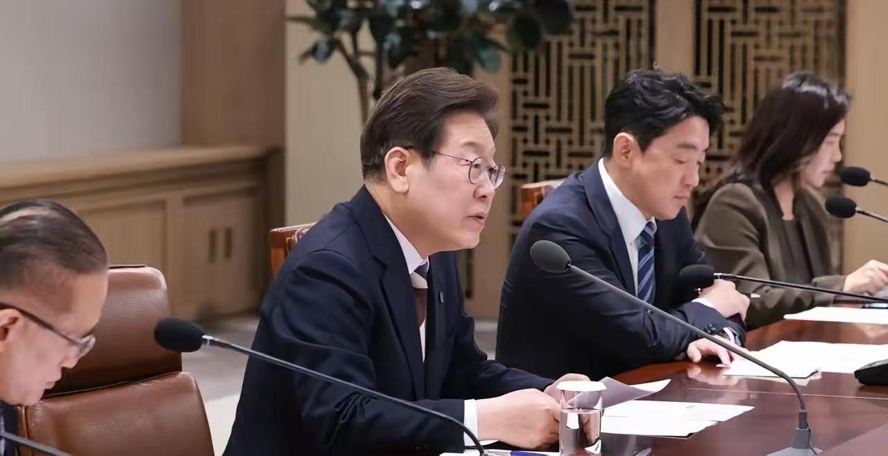 韩国总统李在明，在开会时，要求韩国人要对中国人改变态度！

说白了，这件事的起因