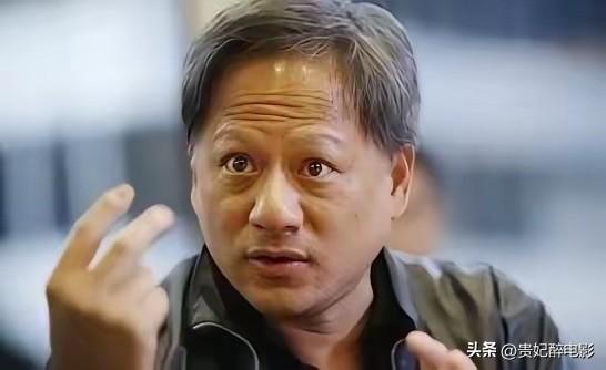 黄仁勋嘲讽美国政客没脑子，你把芯片白给解放军用，人家也不会用。

英伟达老板黄仁