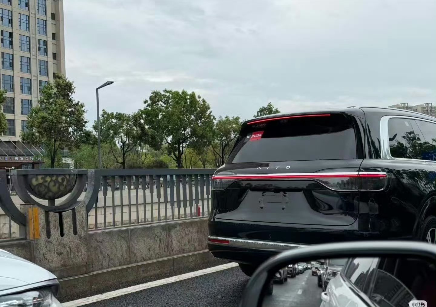 【鸿蒙智行 2026 款问界 M9 无伪装实车再曝：前后隐私玻璃、华为乾崑 89