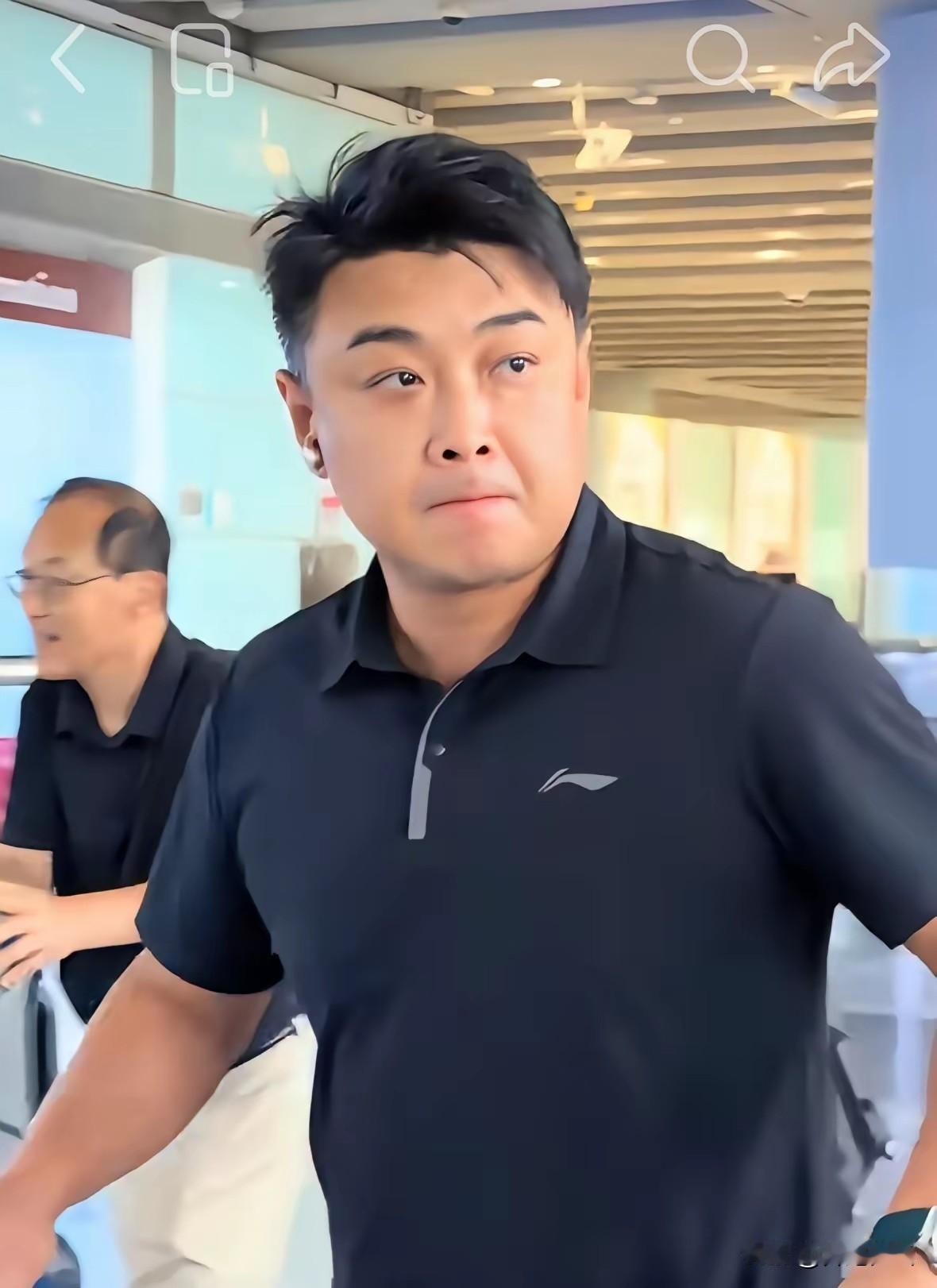 压力真的是太大了，从瑞典大满贯赛落地北京，王皓教练依旧面色凝重。
作为男队主教练