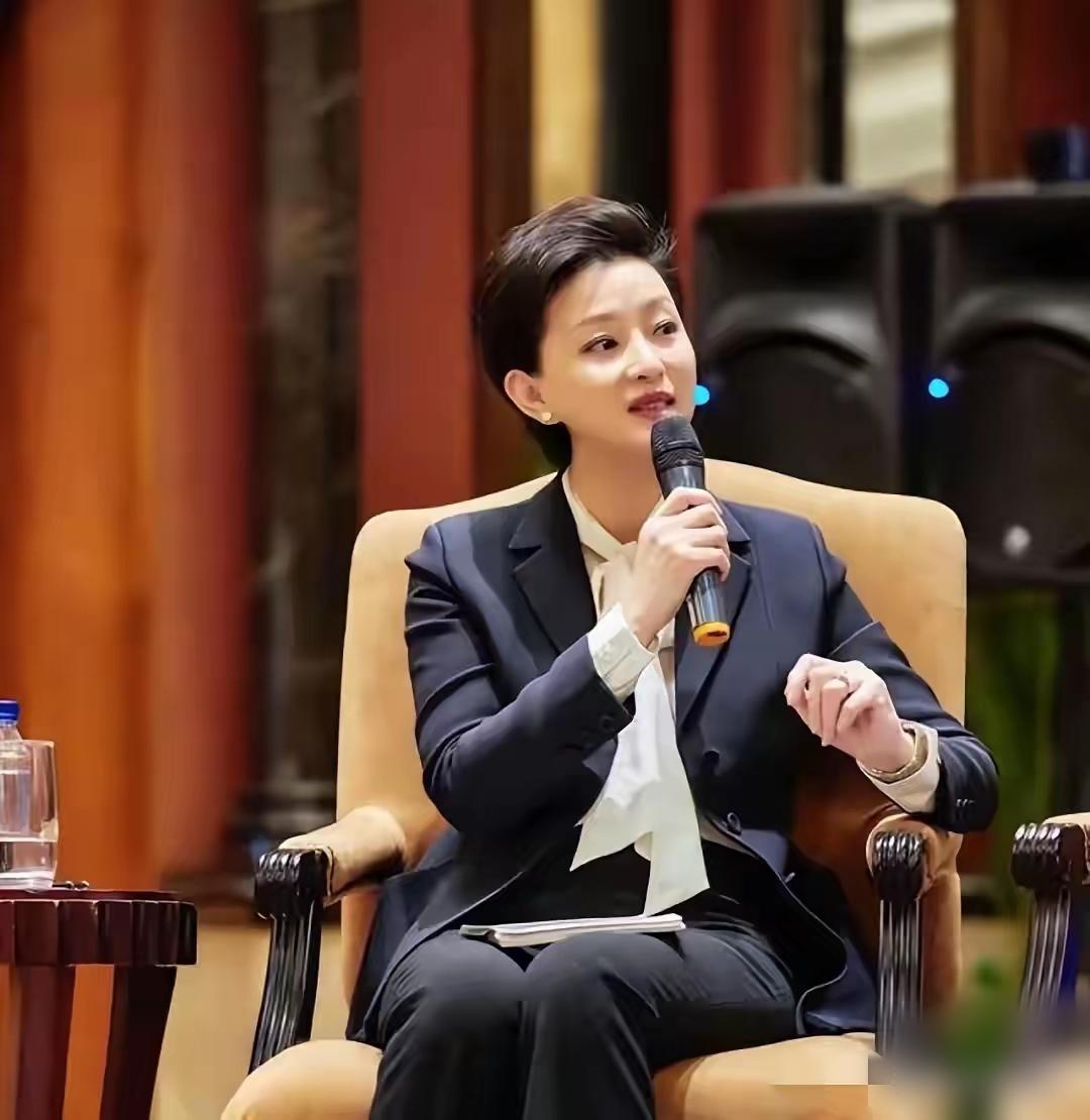 杨澜大概也想不到，他的前夫张一兵，是这么体面又低调的男人。
两人离婚后，他就与杨