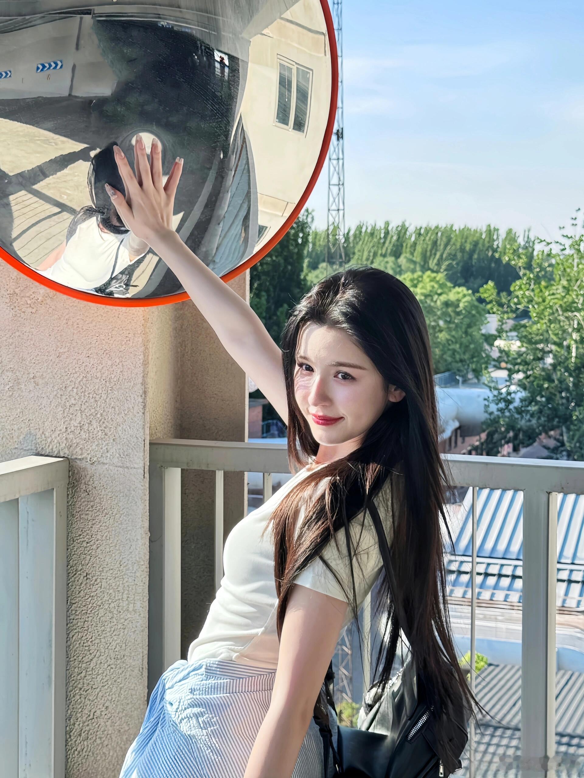 哈尼克孜好美，美到呼吸困难，美到失语！[打call]仙姿飘逸韵如兰，眸漾星河眉黛