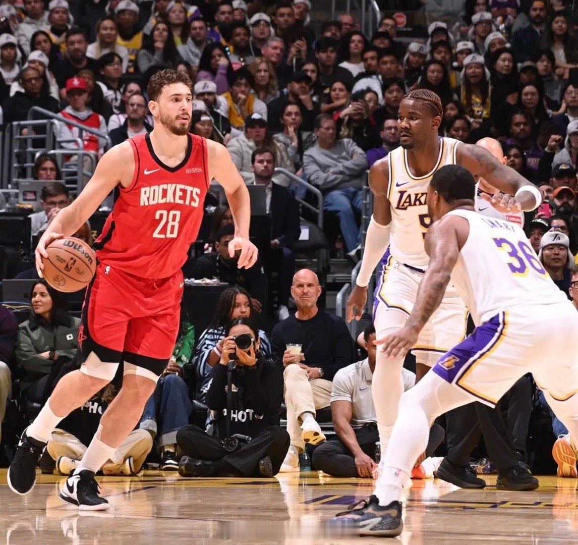 NBA历史上仅有3人在23岁及以下单赛季砍下至少20分8篮板5助攻1抢断1盖帽：