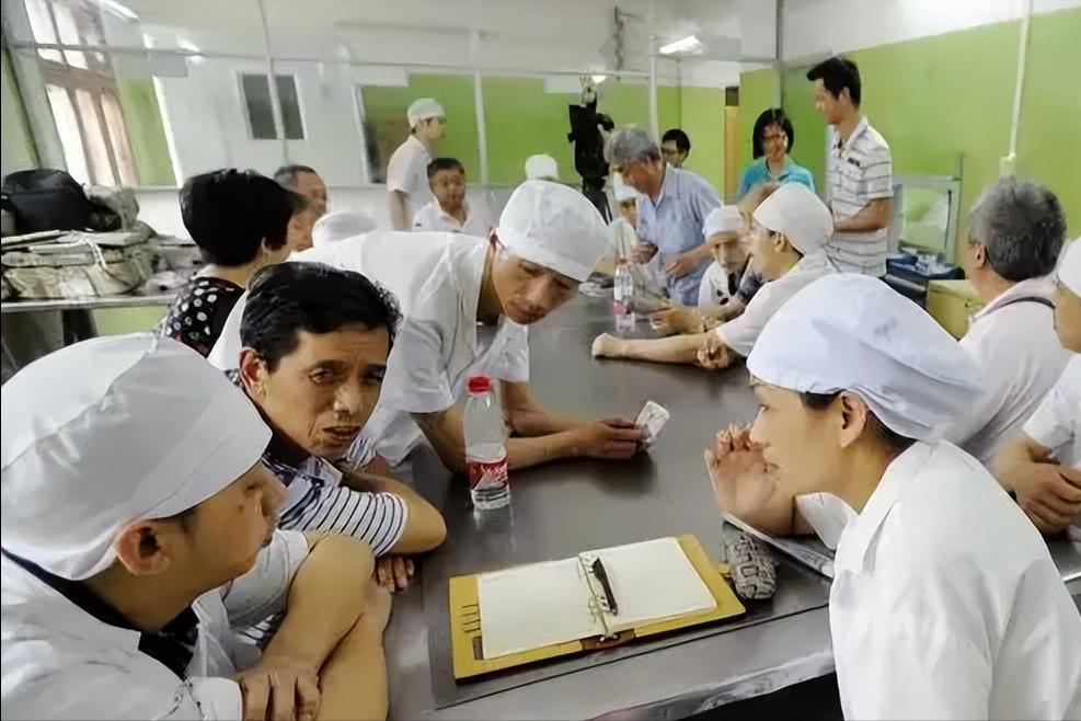 为什么说80后正面临一场史无前例的职场大洗牌？说白了，这帮40岁上下的人，明明攥