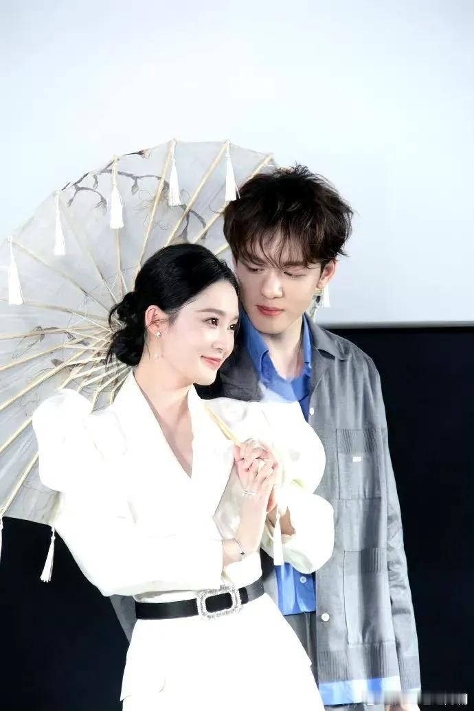 李沁曾舜晞今日剧宣活动，俊男美女太养眼了，没想到两个人戏里戏外都这么搭！图一曾舜
