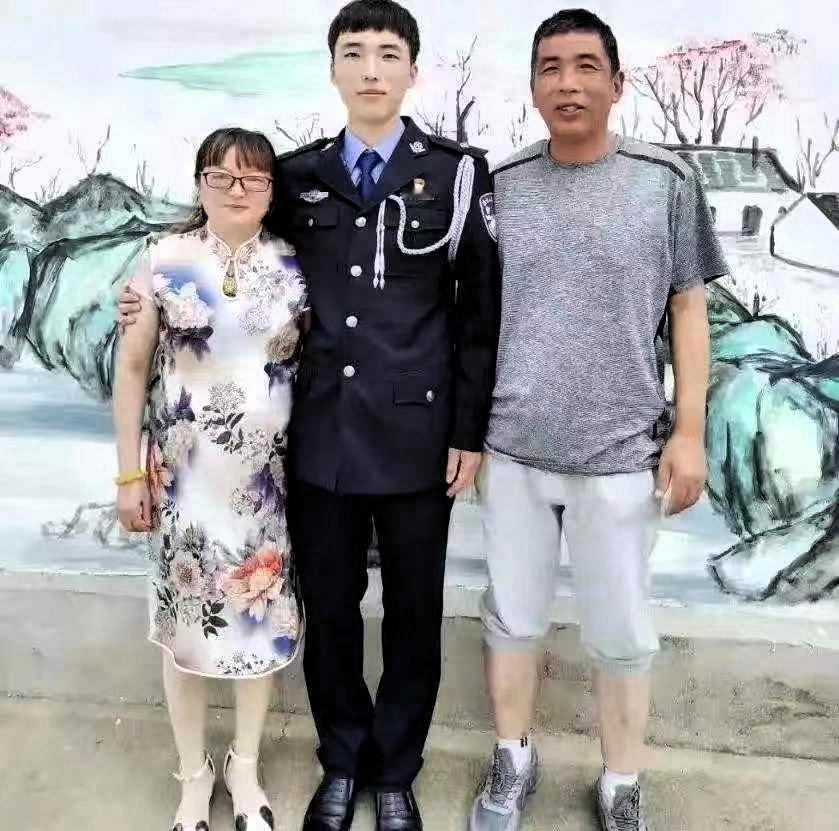 江苏一女子，儿子因公牺牲，她伤心欲绝，每天以泪洗面，2022年一天，她在商场，突