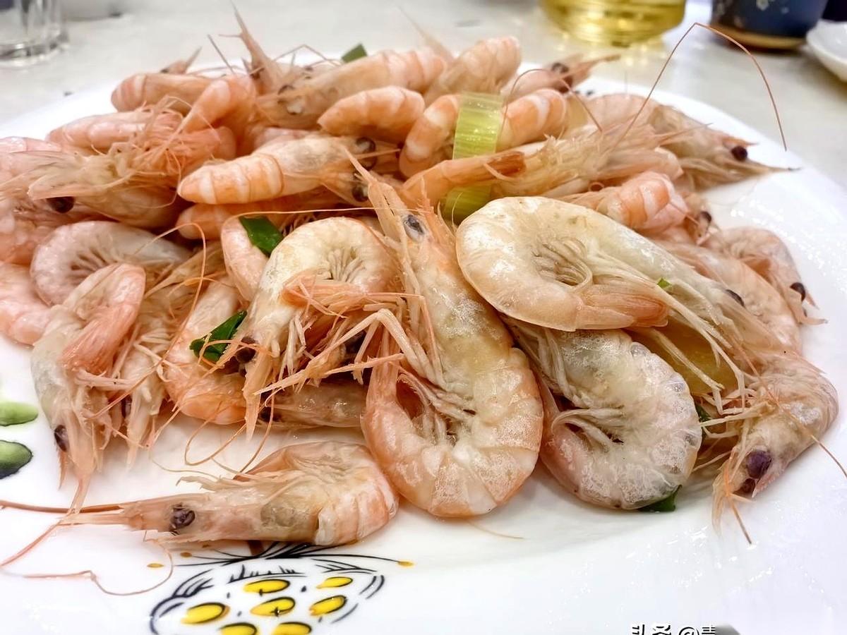 张雪峰那个传闻，突然就炸了。
八个亿。
数字砸下来，后面跟着那句话更让人后背发凉