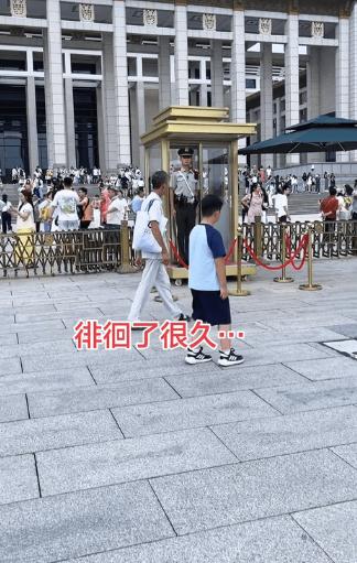 重庆男孩去北京旅游，在天安门广场上，他鼓起勇气向站岗哨兵敬了一个标准的少先队礼。